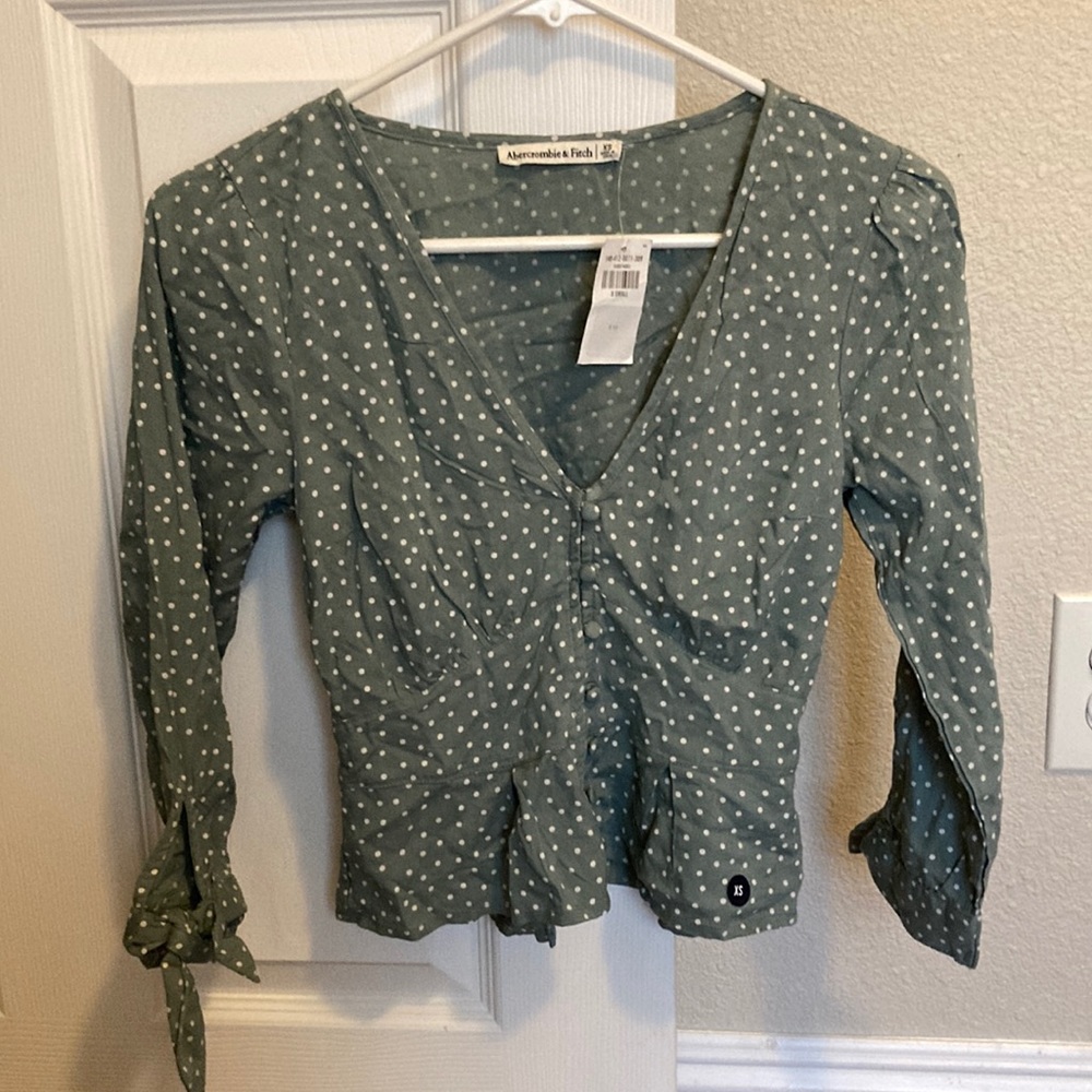 Abercrombie green polka dot 3/4 sleeve button down peplum blouse
